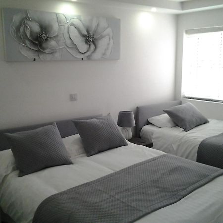 Lady Charlotte Guest Rooms Triple Rooms Dowlais Exterior foto