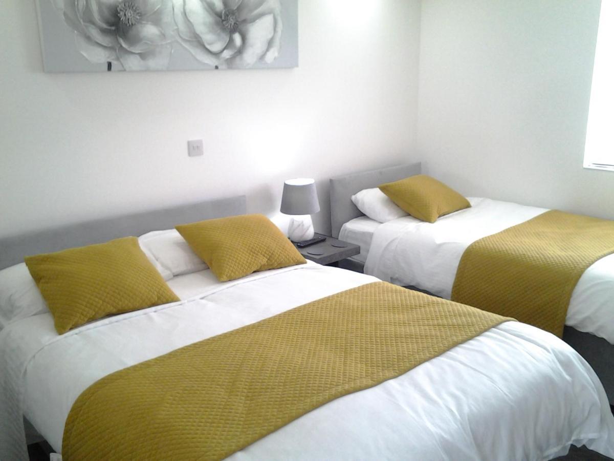 Lady Charlotte Guest Rooms Triple Rooms Dowlais Exterior foto