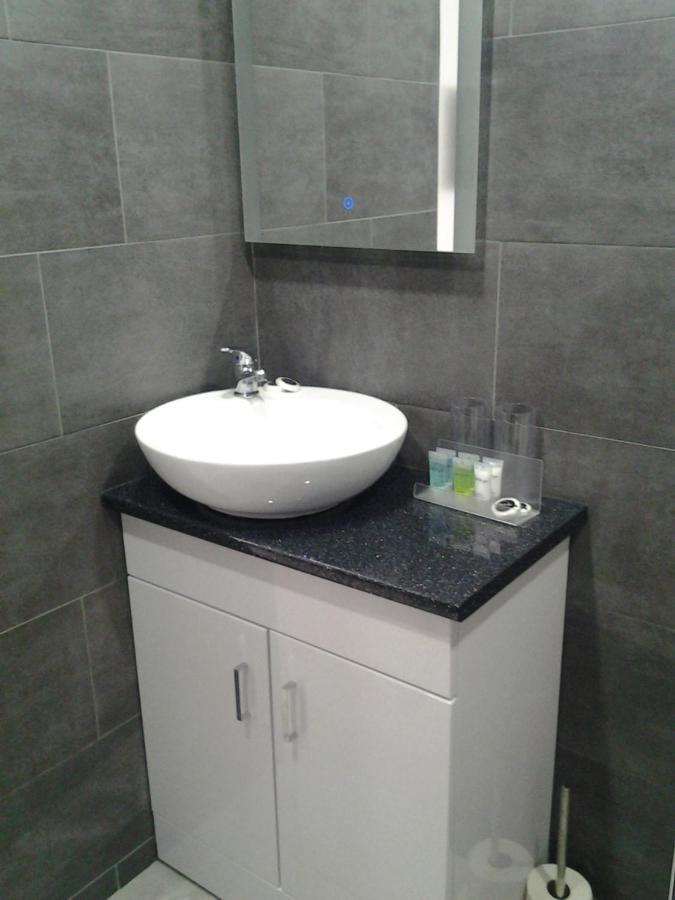 Lady Charlotte Guest Rooms Triple Rooms Dowlais Exterior foto