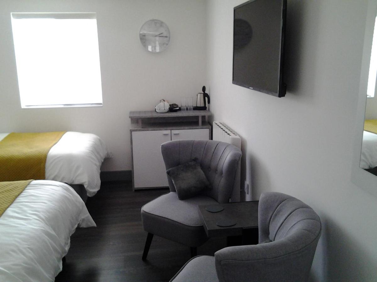 Lady Charlotte Guest Rooms Triple Rooms Dowlais Exterior foto