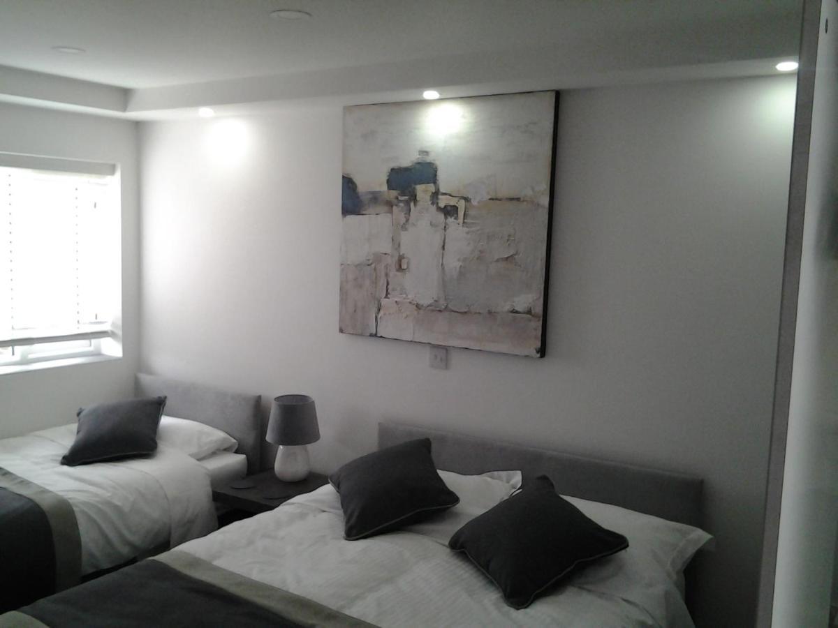 Lady Charlotte Guest Rooms Triple Rooms Dowlais Exterior foto