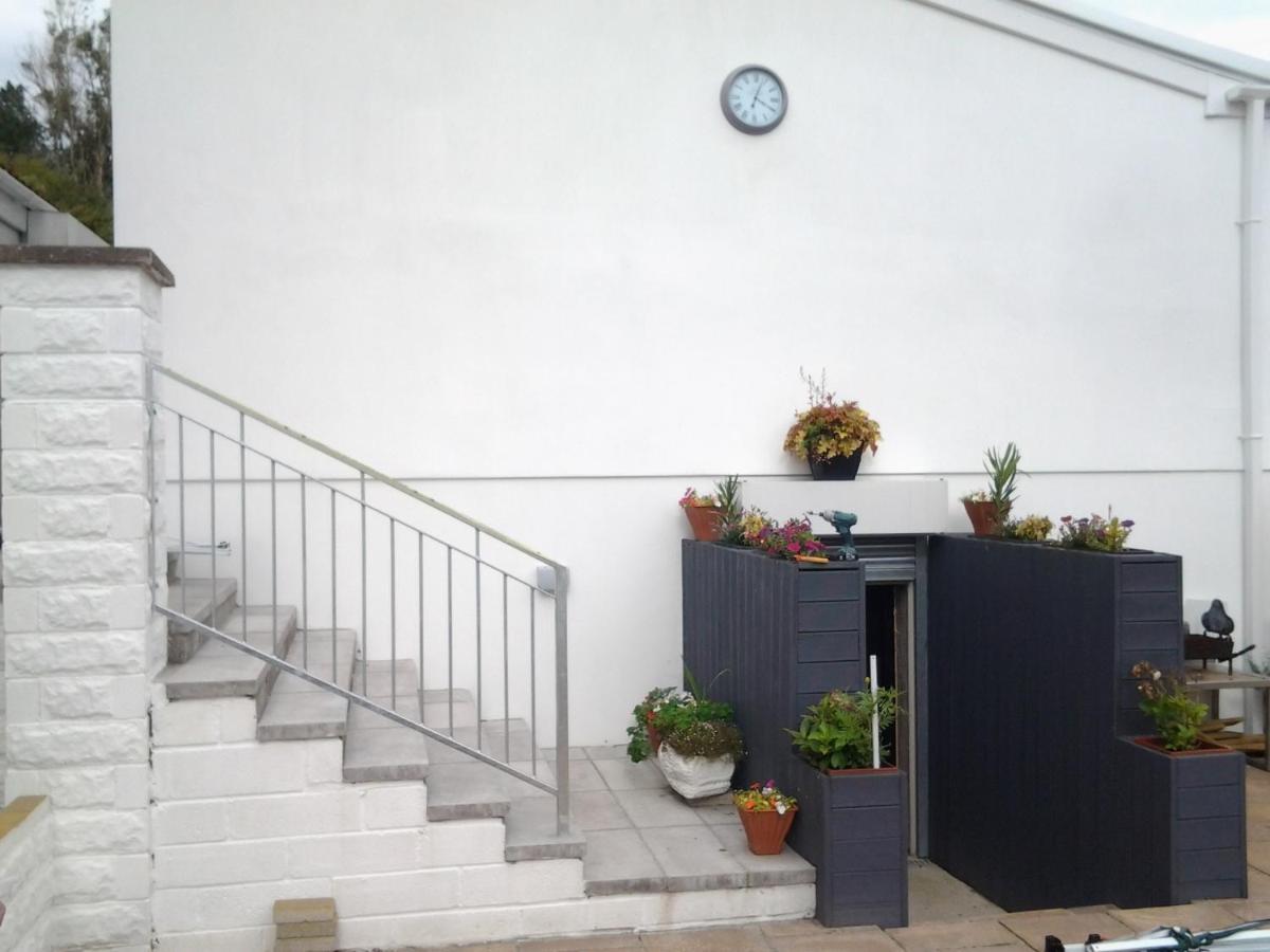 Lady Charlotte Guest Rooms Triple Rooms Dowlais Exterior foto