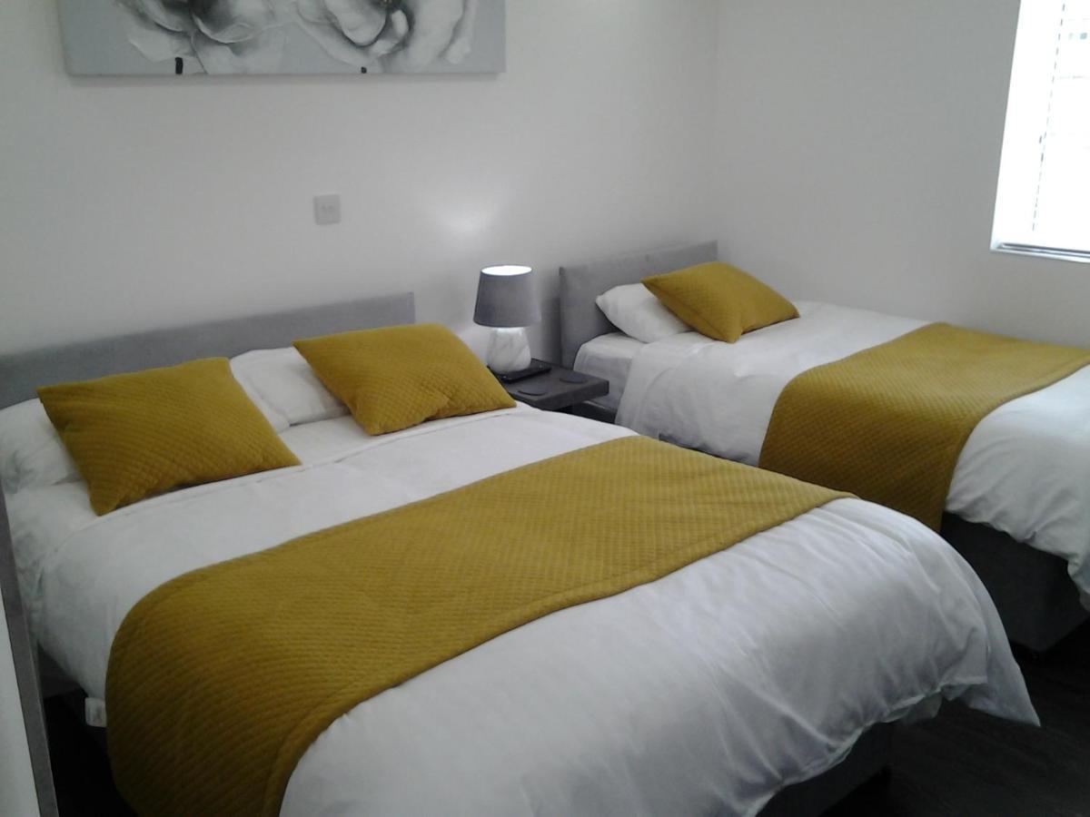 Lady Charlotte Guest Rooms Triple Rooms Dowlais Exterior foto