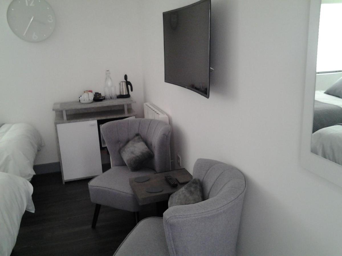 Lady Charlotte Guest Rooms Triple Rooms Dowlais Exterior foto