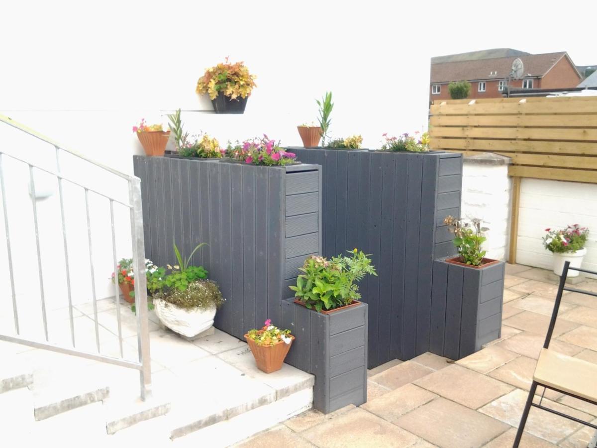 Lady Charlotte Guest Rooms Triple Rooms Dowlais Exterior foto