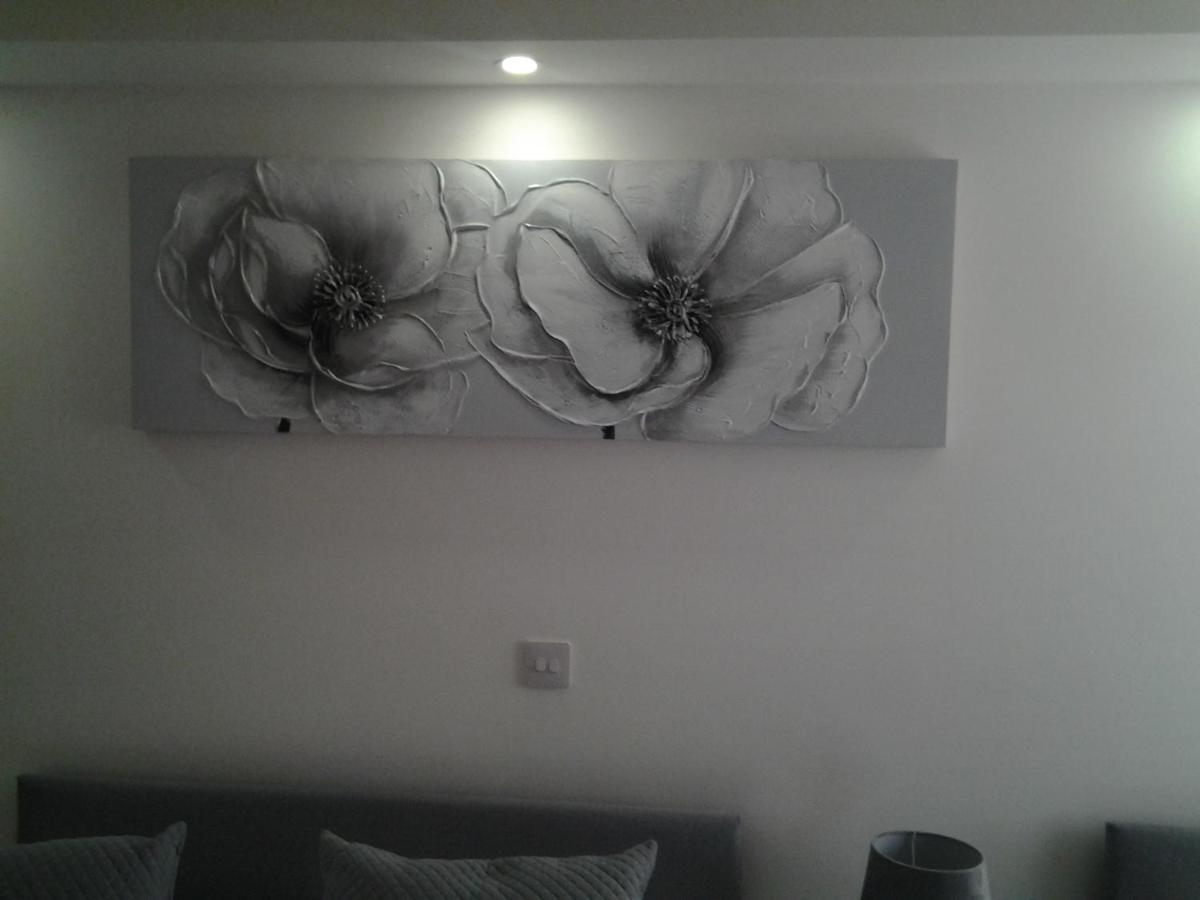 Lady Charlotte Guest Rooms Triple Rooms Dowlais Exterior foto