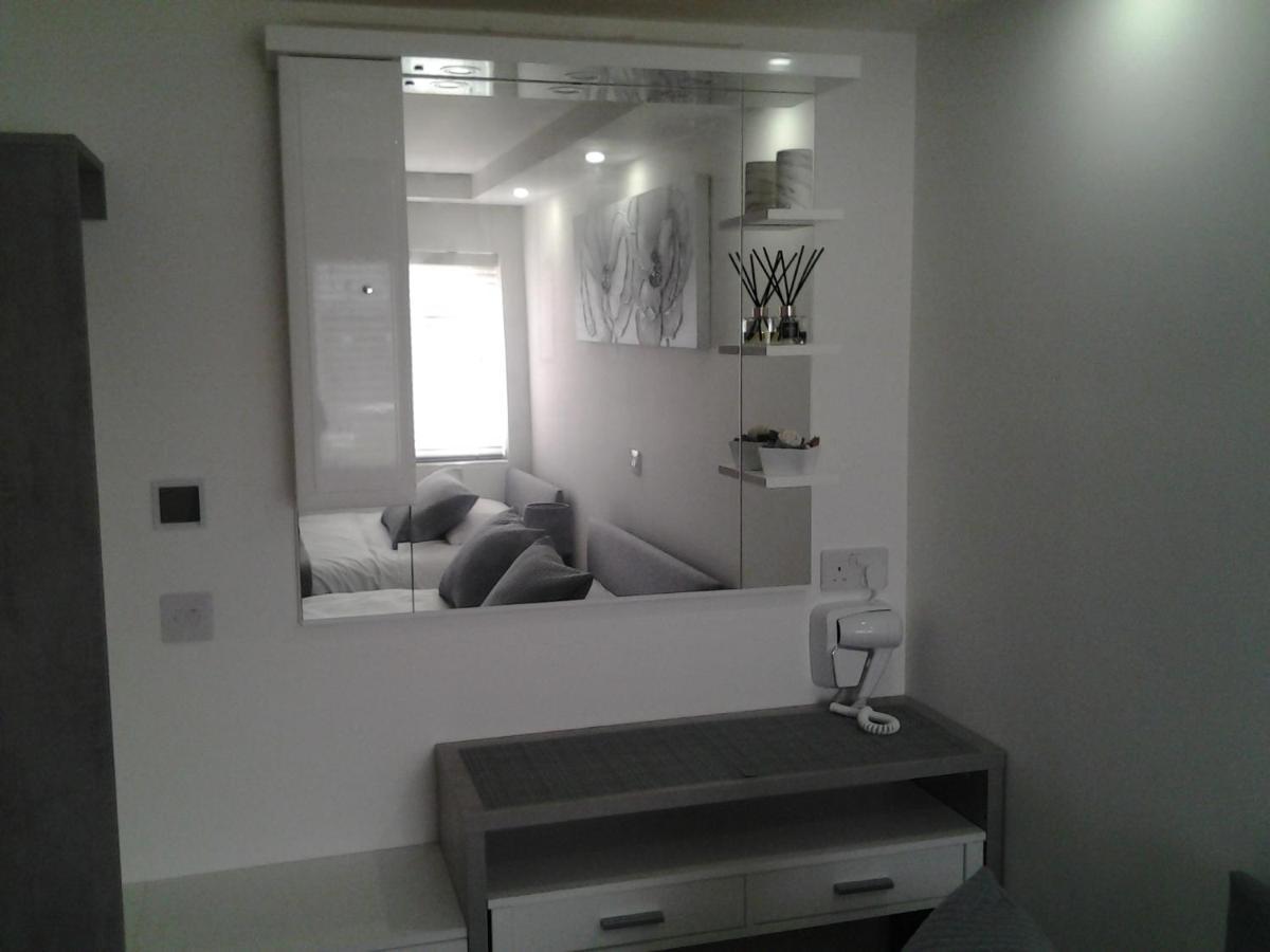 Lady Charlotte Guest Rooms Triple Rooms Dowlais Exterior foto