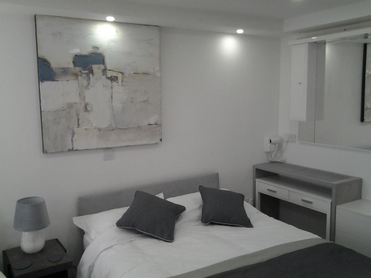 Lady Charlotte Guest Rooms Triple Rooms Dowlais Exterior foto
