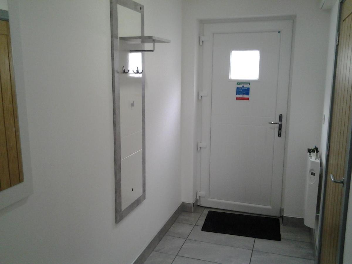 Lady Charlotte Guest Rooms Triple Rooms Dowlais Exterior foto
