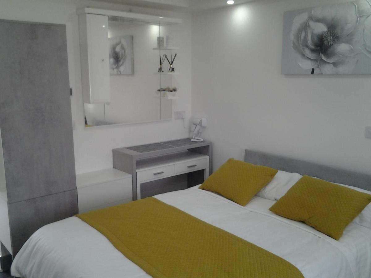 Lady Charlotte Guest Rooms Triple Rooms Dowlais Exterior foto